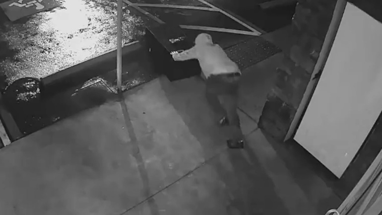 Πάλευε 1 ώρα για να κλέψει το χρηματοκιβώτιο…