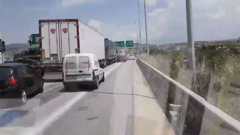 Για αυτό δεν πρέπει να οδηγούμε στη Λ.Ε.Α.: Ο αγώνας ενός ασθενοφόρου για να φτάσει στον προορισμό του