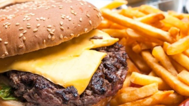 Περιορίστε τα τηγανητά και τα συσκευασμένα τρόφιμα για να αποφύγετε τα επικίνδυνα τρανς λιπαρά