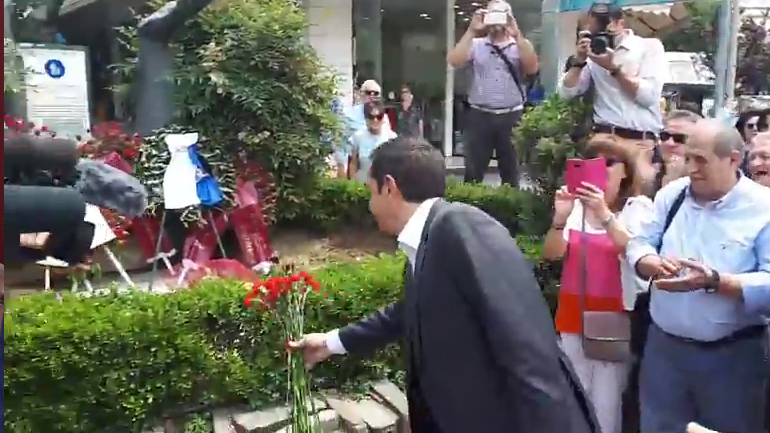 O Αλέξης Τσίπρας με ένα μπουκέτο κόκκινα γαρύφαλλα στο μνημείο του Γρηγόρη Λαμπράκη O Αλέξης Τσίπρας με ένα μπουκέτο κόκκινα γαρύφαλλα στο μνημείο του Γρηγόρη Λαμπράκη