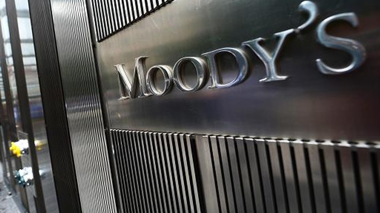 Ιταλία: Η Moody’s απειλεί με υποβάθμιση της αξιολόγησής της