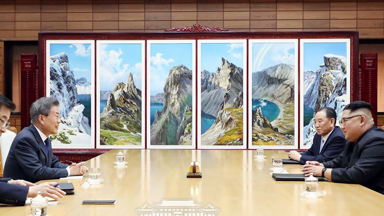 Αιφνιδιαστική συνάντηση των δύο Kορεατών ηγετών