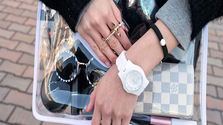 Οι διάφανες τσάντες είναι η νέα εμμονή των it girls!