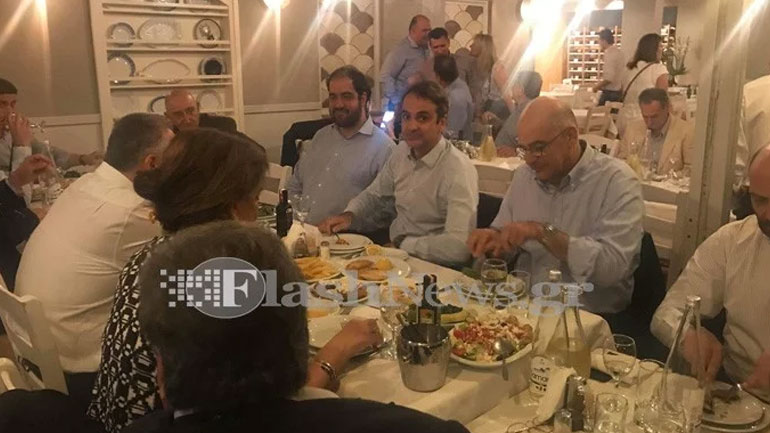 Ο Κυρ. Μητσοτάκης έκανε το τραπέζι σε βουλευτές και φίλους σε ταβέρνα στα Χανιά
