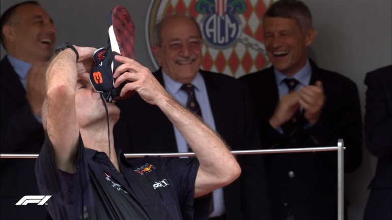 Σαμπάνια από το παπούτσι του νικητή...