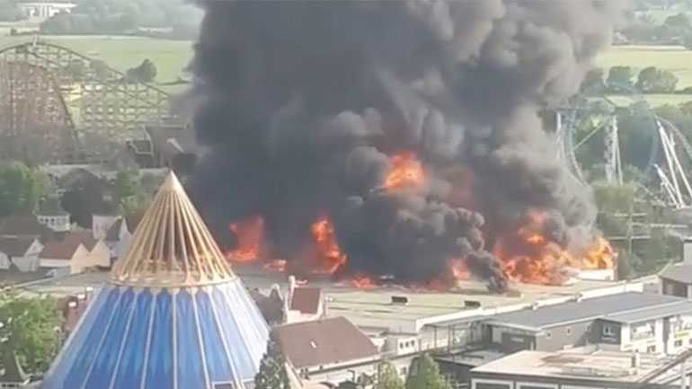 Φωτιά σε θεματικό πάρκο στην Γερμανία – Πανικός στους επισκέπτες