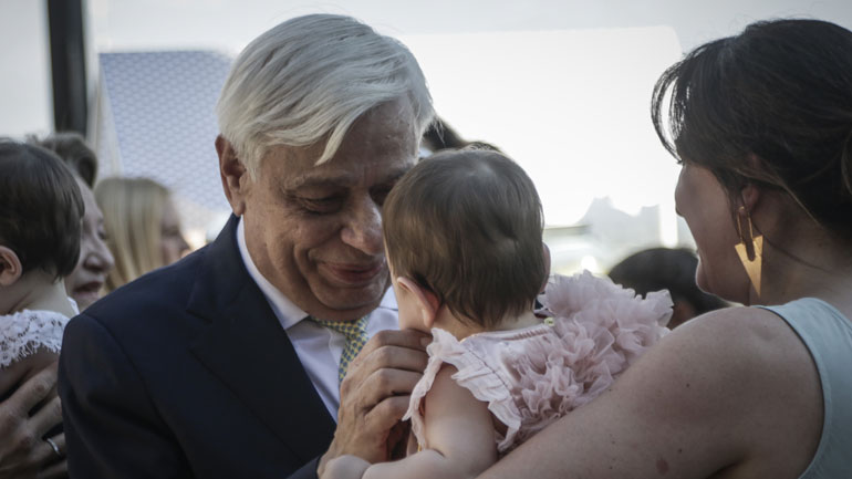 Καλαμπάκα: Στη βάφτιση των δίδυμων εγγονών του ο Προκόπης Παυλόπουλος