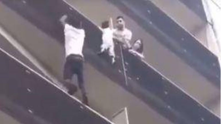 Παρίσι: Σκαρφάλωσε σε πολυκατοικία για να σώσει ένα 4χρονο παιδί κρεμασμένο στο κενό