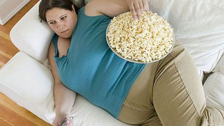 Έρευνα: Οι παχουλές προτιμούν σκούρα φορέματα και πολύχρωμες φούστες