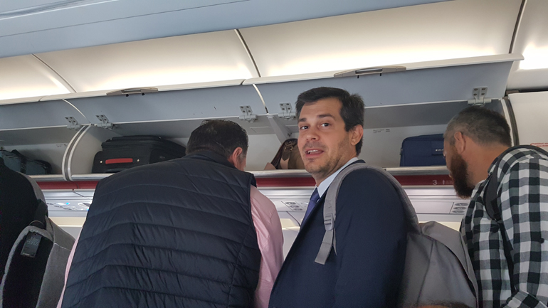 Ο Γιάννης Καραβάς της Citroen στο αεροπλάνο για Θεσσαλονίκη! Όπως βλέπετε παντού είναι τα Νέα της Πιάτσας