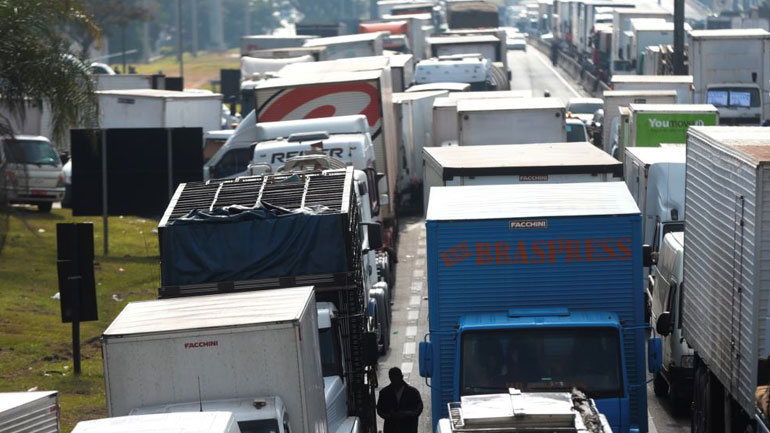 Ο πρόεδρος της Βραζιλίας υποχωρεί στα αιτήματα των απεργών και μειώνει την τιμή του ντίζελ