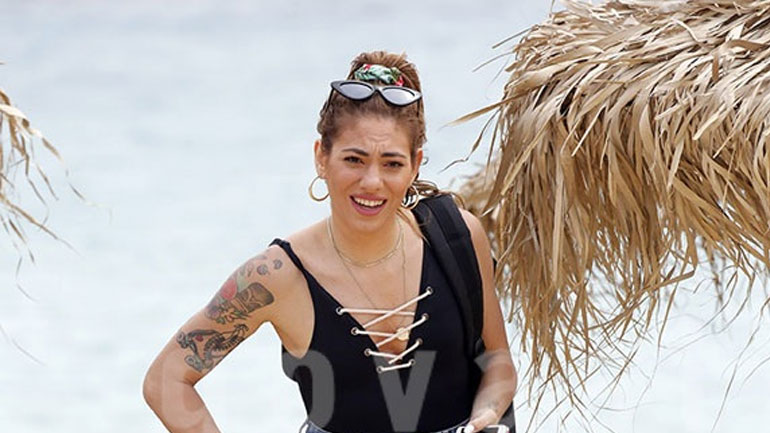 Η sexy εμφάνιση της Ευρυδίκης Βαλαβάνη με μαγιό στο νησί των ανέμων!