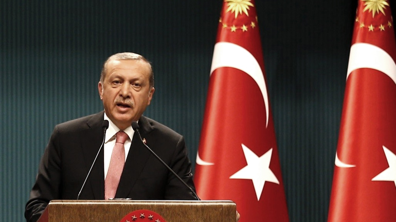 Η οικονομία καταρρέει, ο Ερντογάν βλέπει σκευωρίες