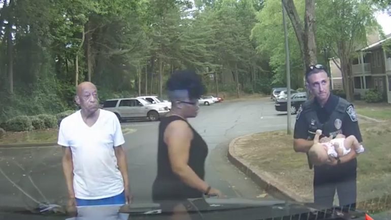 Η στιγμή που αστυνομικός σώζει ένα βρέφος από πνιγμό