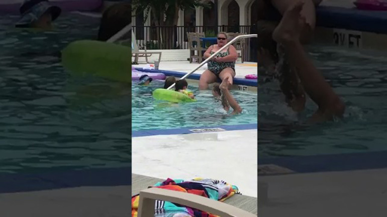 Τουρίστρια ξυρίζει τα πόδια της στην πισίνα