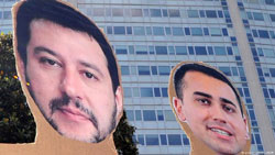 Λουίτζι ντι Μάιο και Ματέο Σαλβίνι σε θέση μάχης