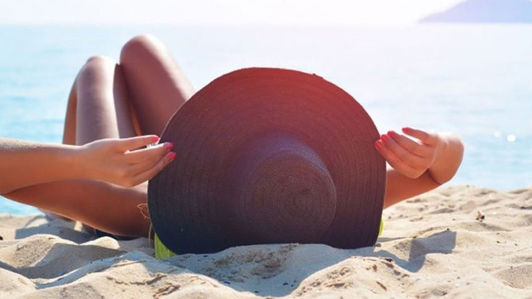 Αυτές είναι οι τροφές που θα σας χαρίσουν το τέλειο μαύρισμα αυτό το καλοκαίρι