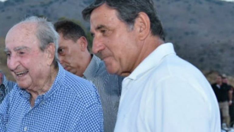 Η σκιά του Μητσοτάκη, ο γίγαντας Μανούσος