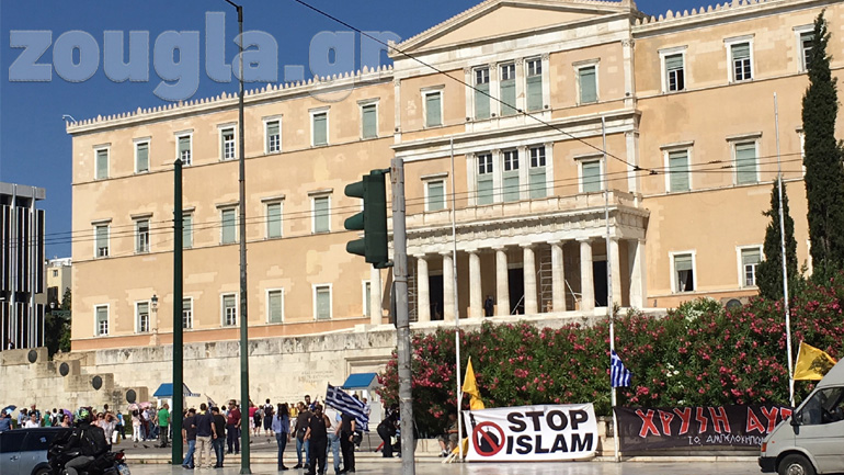 “Κατάληψη” του μνημείου του Άγνωστου Στρατιώτη από μέλη της Χρυσής Αυγής