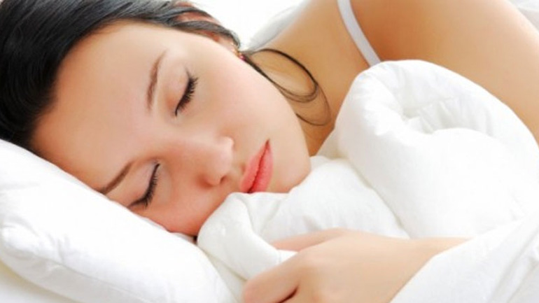 Γιατί δεν πρέπει ποτέ να κοιμόμαστε με βρεγμένα μαλλιά