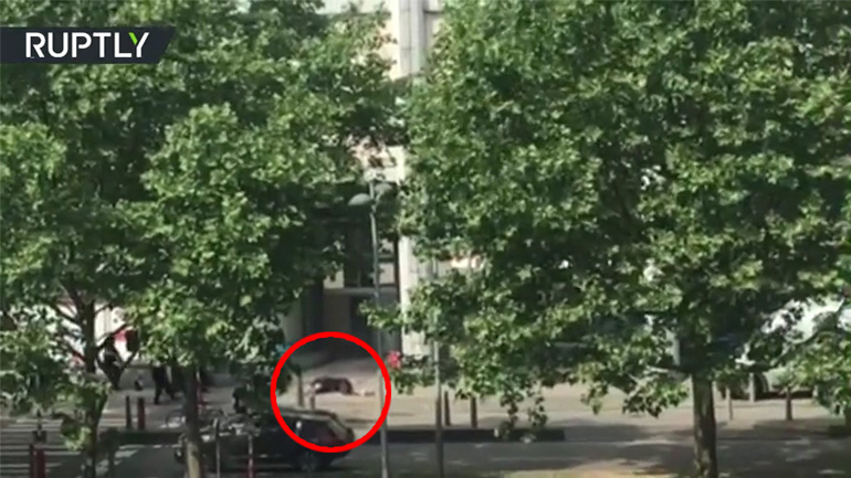 Η στιγμή που ο δράστης της επίθεσης στη Λιέγη πέφτει νεκρός από αστυνομικά πυρά