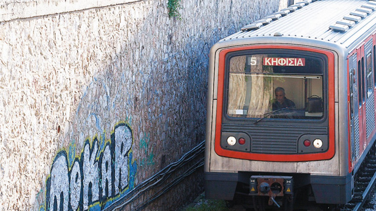 Κουκουλοφόροι έσπασαν τα μηχανήματα στον σταθμό Ειρήνη