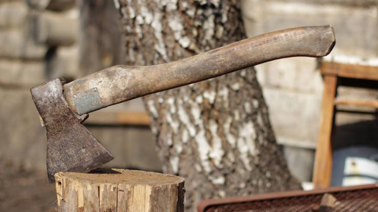 Επιτέθηκε σε συγγενή του με τσεκούρι Επιτέθηκε σε συγγενή του με τσεκούρι