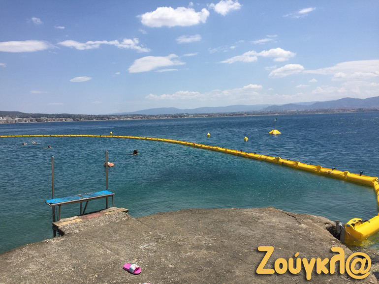 Επιχειρηματίες επιλέγουν να τοποθετούν οι ίδιοι πλωτά φράγματα, προκειμένου να κρατήσουν τις μέδουσες μακριά από τους λουόμενους