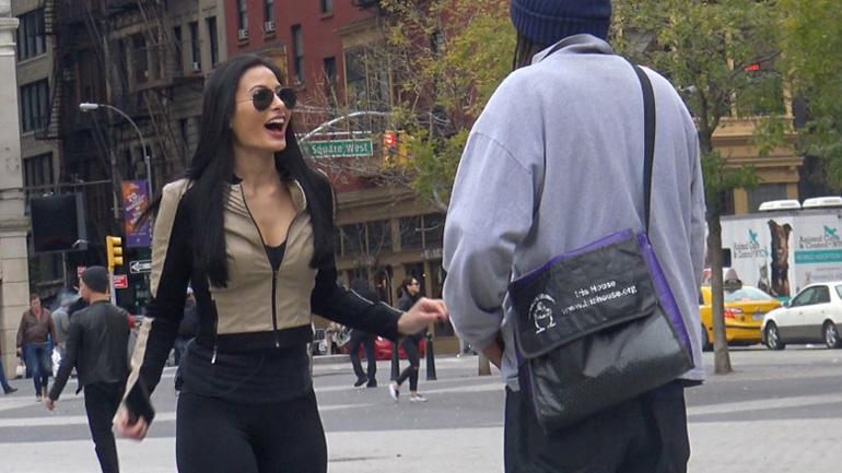 Τι θα έκανες αν στην έπεφτε αυτή η γυναίκα;