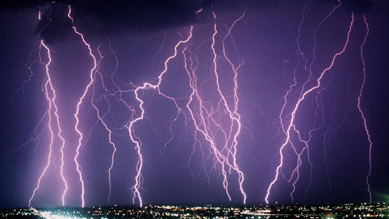 Εντυπωσιακός κεραυνός στο Telford της Βρετανίας