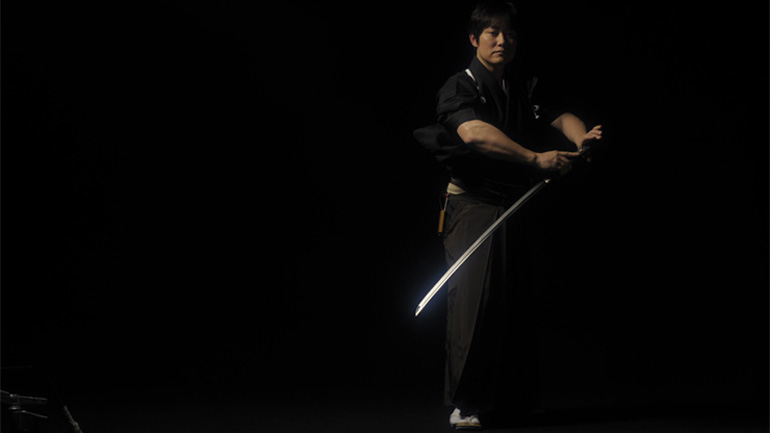 Σαμουράι κόβει στη μέση μία μπάλα του μπέιζμπολ