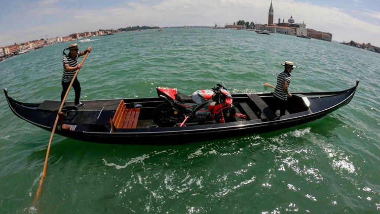 Η μοτοσυκλέτα του Lorenzo σε γόνδολα!
