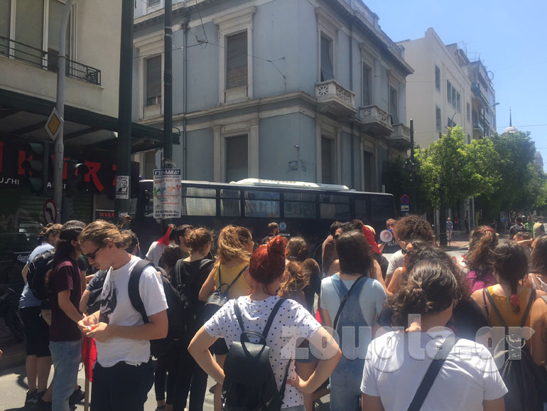 Αποκλεισμένη από τα ΜΑΤ η οδός Ξενοφώντος