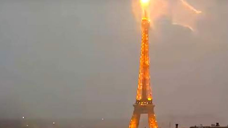 Κεραυνός «χτυπά» τον Πύργο του Άιφελ – Εντυπωσιακές εικόνες