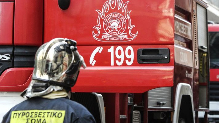 Φωτιά σε διαμέρισμα στην Καλλιθέα – Δύο άτομα στο νοσοκομείο