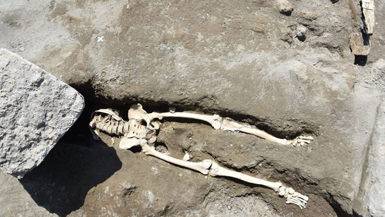 Πομπηία: Αρχαιολόγοι ανακάλυψαν σκελετό άνδρα που καταπλακώθηκε από βράχο ενώ προσπαθούσε να διαφύγει