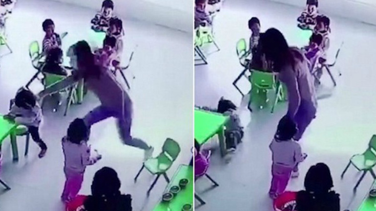 Νηπιαγωγός τραβάει την καρέκλα ενός μικρού κοριτσιού