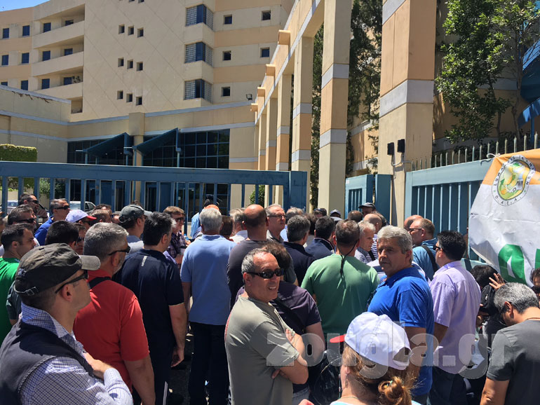 Φωτογραφία από την είσοδο του Υπουργείου Μεταφορών