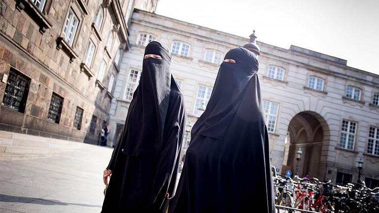 Δανία: Η Βουλή ενέκρινε νόμο για την απαγόρευση της μαντήλας στους δημόσιους χώρους