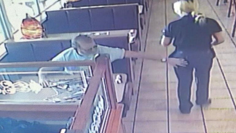 Έπιασε τα οπίσθια της σερβιτόρας και συνελήφθη