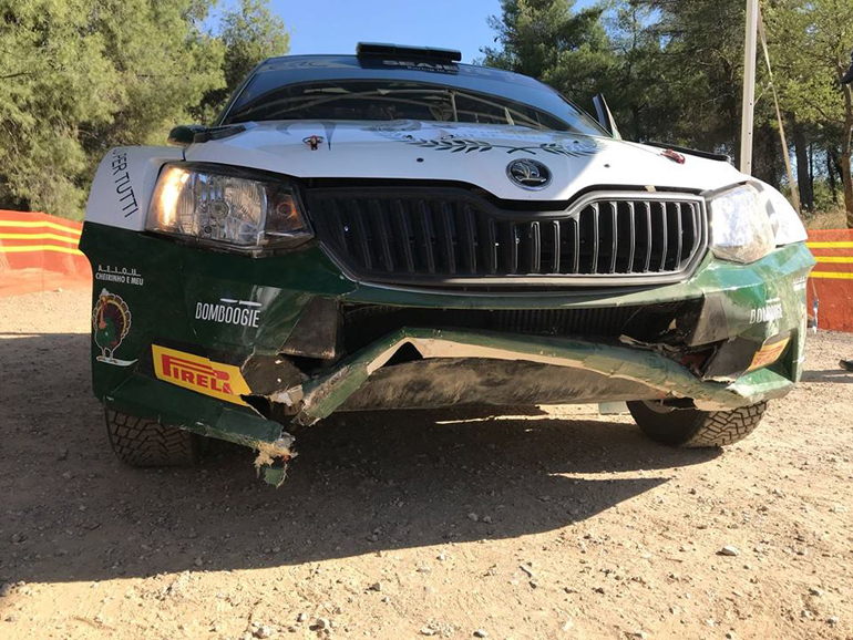 Η Fabia R5 του Paulo Nobre στο τέλος της ειδικής 'Θήβα'. Ο Βραζιλιάνος έχασε πάνω από δυόμιση λεπτά λόγω εξόδου που είχε...