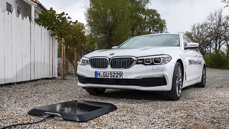 Η BMW 530e iPerformance φορτίζει ασύρματα