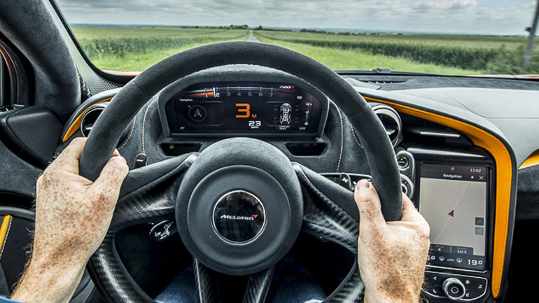 Δείτε πώς ανεβάζει μέχρι τα 300 χλμ./ώρα η McLaren 720S