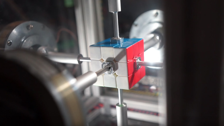Ρομπότ λύνει τον κύβο του Ρούμπικ σε 0,38 δευτερόλεπτα