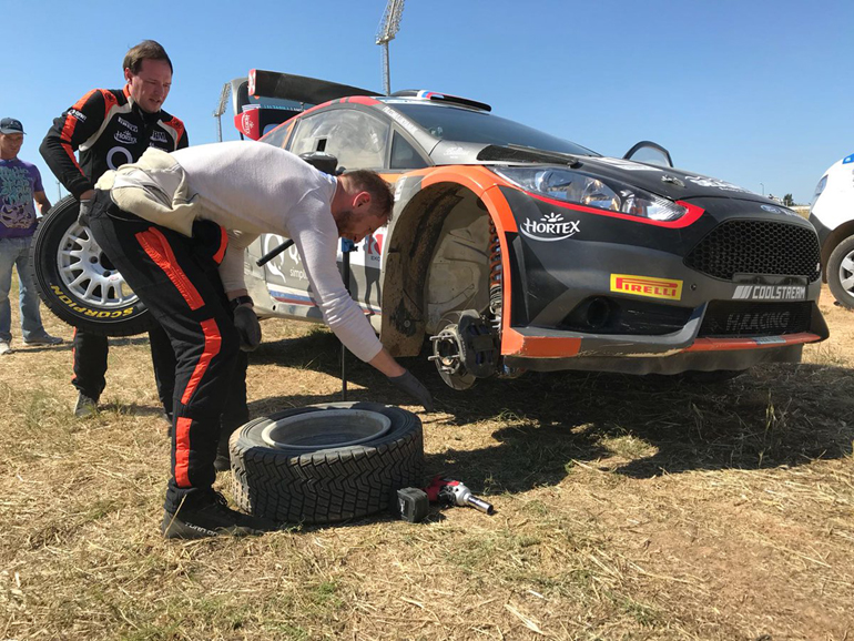 Ο Ρώσος Alexey Lukyanuk έπαθε... λάστιχο στην υπερειδική αλλά δεν πτοήθηκε και σημείωσε τον ταχύτερο χρόνο στην 2η ειδική δημιουργώντας και διαφορά 33,5 δευτερολέπτων από τον δεύτερο