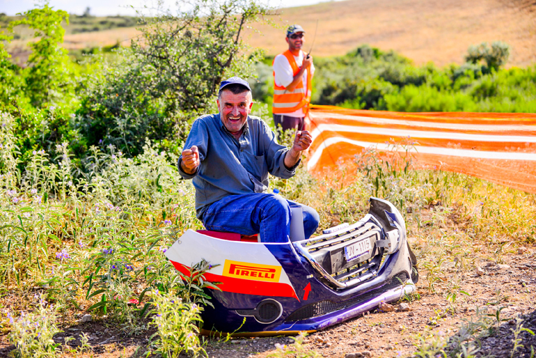 Και αναμνηστική φωτογραφία με τον σπασμένο προφυλακτήρα!