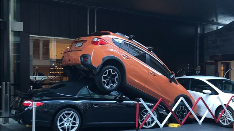 Κοιτάξτε τι έκανε αυτός ο παρκαδόρος!