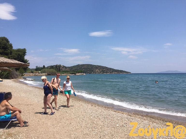 Η παραλία του Καλυμνιού στην Αρχαία Επίδαυρο. Σε απόσταση λίγων μέτρων από την ακτή βρίσκεται η βυθισμένη πολιτεία