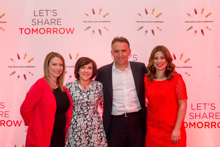 Από αριστερά: κα Ντιάνα Μπίρμπα, Διευθύντρια Marketing της Cocа-Cola για Ελλάδα, Κύπρο και Μάλτα, κα Λίλιαν Νεκταρίου, Γενική Διευθύντρια της Coca-Cola, για Ελλάδα, Κύπρο και Μάλτα, κος Γιάννης Παπαχρήστου, Γενικός Διευθυντής της Coca-Cola Τρία Έψιλον, κα Σίσσυ Ηλιοπούλου, Διευθύντρια Εταιρικών Υποθέσεων και Επικοινωνίας, για Ελλάδα, Κύπρο και Μάλτα