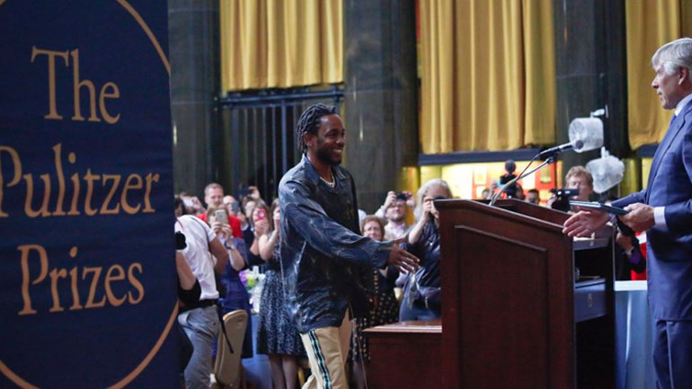 O Kendrick Lamar παρέλαβε το βραβείο Πούλιτζερ – Όσα έγιναν στην τελετή απονομής